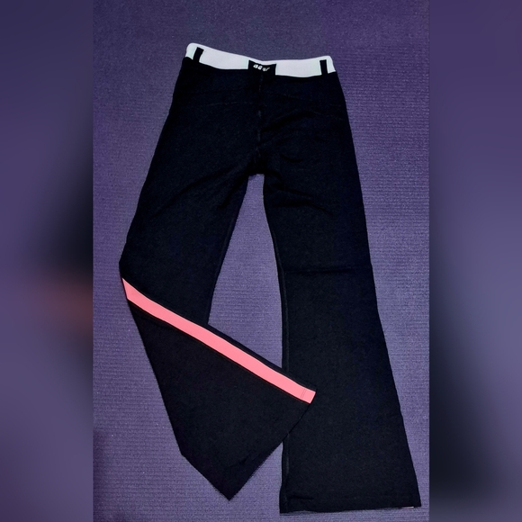 Bebe Sport 2-PC Black/Sugar Coral Tank w/Shelf Bra & Flared Pants - XS/Petites. - Picture 4 of 9